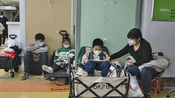 2023年11月23日,北京一家儿童医院的儿童正在输液。(Getty Images)