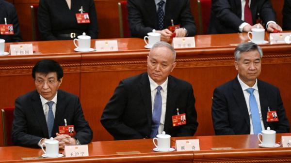 2023年3月12日,全国政协主席王沪宁5(左),政治局常委蔡奇(中)、李希(you)在北京人民大会堂出席全国人民代表大会第五次全体会议。(图片来源:NOEL CELIS/AFP via Getty Images)