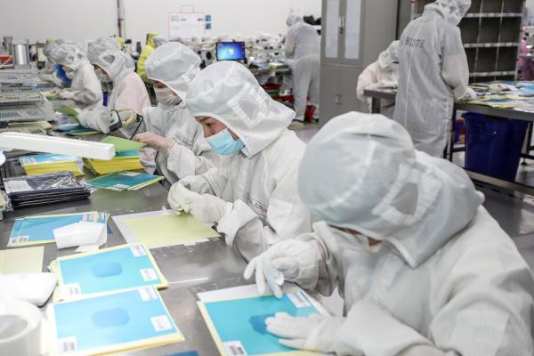 2020年6月16日，中国东部江苏省淮安市的一家工厂生产LED芯片的场面。（STR/AFP via Getty Images）