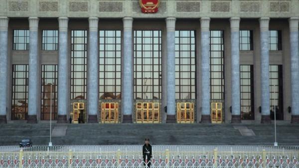 2013年11月12日，由205名委员组成的中共中央委员会在北京人民大会堂召开第三次全体会议。图为一名军警在外站岗。（图片来源：Getty Images）