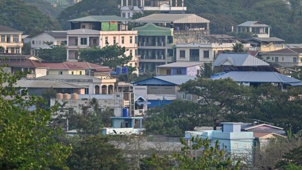 2024年4月11日，从湄索县泰国一侧可以看到缅甸妙瓦底镇的全景。（图片来源：MANAN VATSYAYANA/AFP via Getty Images ）