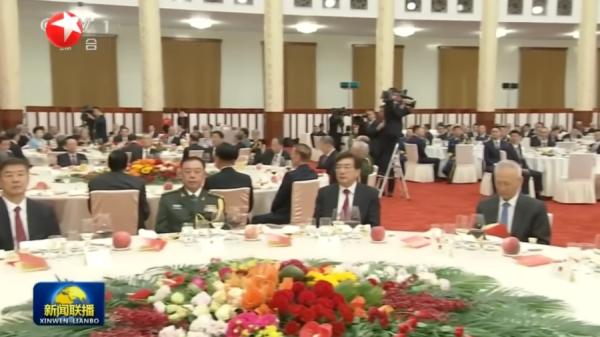 多位习家军缺席了在北京举行的“十一”招待会，但被传出事的前军委副主席范长龙竟出席了。（视频截图）