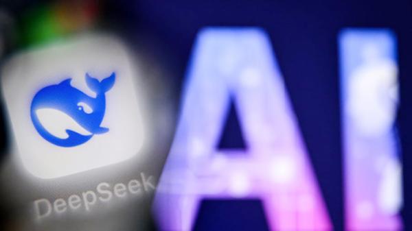 图为：在德国西部法兰克福，一台电脑屏幕上（右）显示着代表人工智能的“AI”字母，旁边是智能手机屏幕上Deepseek AI应用程序的标志。(KIRILL KUDRYAVTSEV/AFP via Getty Images)