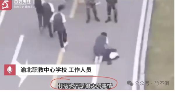 一名学生在道路上下跪磕头 。 (图片来源:网络)