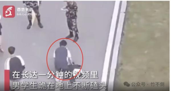 一名学生在道路上下跪磕头。(图片来源:网络)