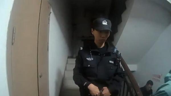 中共警察深夜站在居民家门外,准备抓捕基督徒。(图片来源:视频截图)