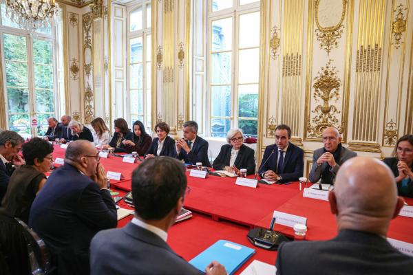 10月13日，勒科尔尼第二届政府成员在法国总理府召开首次工作会议。（ALAIN JOCARD/POOL/AFP via Getty Images）