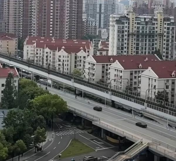 上海中心地段周六中午车辆稀少。