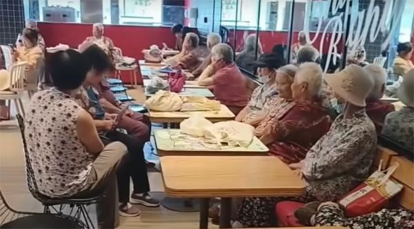 天气热，老人们聚集麦当劳。