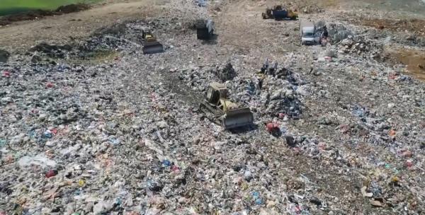 史蒂夫在堆积如山的垃圾场里寻找丢失的戒指。