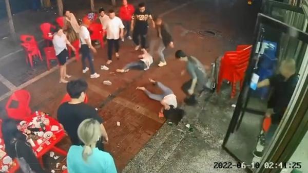 唐山打人事件。  （图片来源：视频截图）