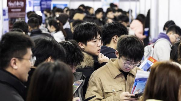 2024年3月6日,大学生参加湖北省武汉市的一场招聘会。(图片来源:Getty Images)