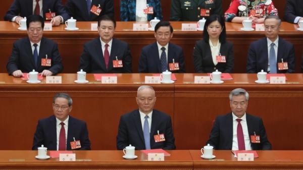 2025年3月11日，国务院总理李强、中央政治局常委蔡奇、副总理李希、公安部长王小洪等在北京人民大会堂出席第十四届全国人民代表大会第三次会议闭幕式。（图片来源：Lintao Zhang/Getty Images）