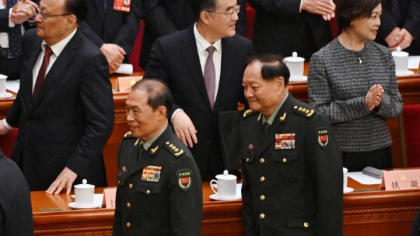 2025年3月10日,中国人民政治协商会议在北京闭幕,中央军委副主席何卫东(左)、中央军委副主席张又侠(右)在闭幕式后离开人民大会堂(图片来源:GREG BAKER/AFP via Getty Images)