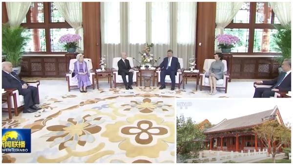 2025年8月26日,中共党魁习近平和彭丽媛在中南海接见柬埔寨国王西哈莫尼和太后莫尼列。(图片来源:网络图片看中国合成图)