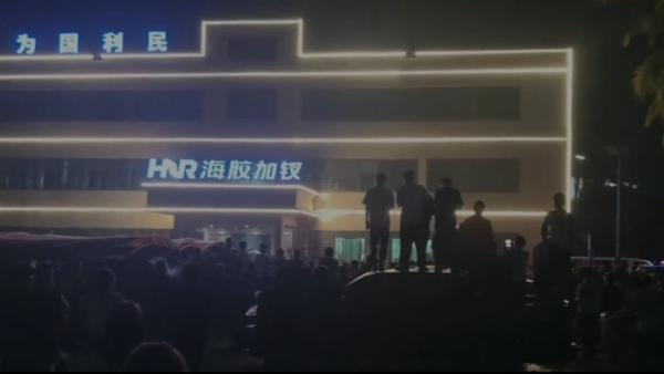 海南琼中县一中共国企大量砍伐农民槟榔树引发民众围堵国企大楼抗议。（图片来源：视频截图）