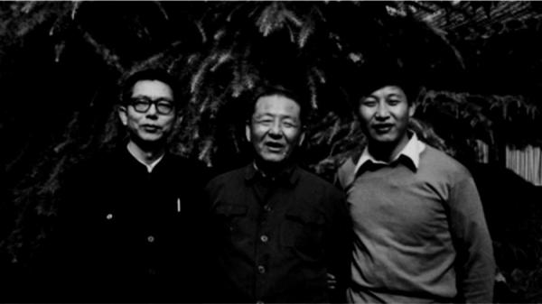 习近平与哥哥习正宁 (中间是习仲勋)(图片来源:网络截图)