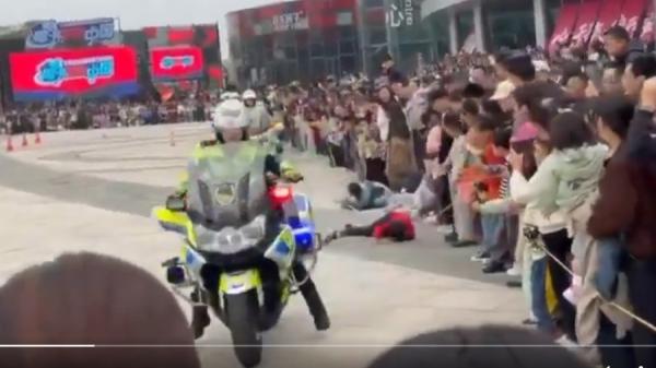 苏州女骑警表演时撞倒多名孩子,却置之不理。(图片来源:视频截图)