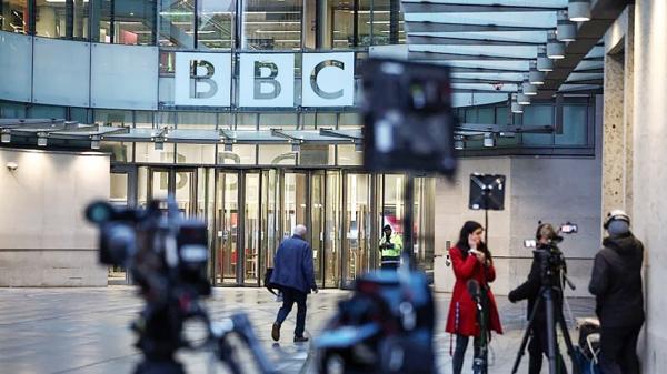 2025年11月10日，媒体成员在伦敦BBC办公室入口外等候。（HENRY NICHOLLS/AFP/Getty Images）