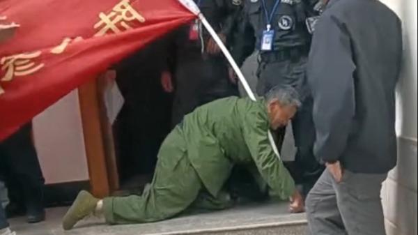 云南陆良县老兵在当地政府门前下跪爬行求给予生活补贴。(图片来源:视频截图)