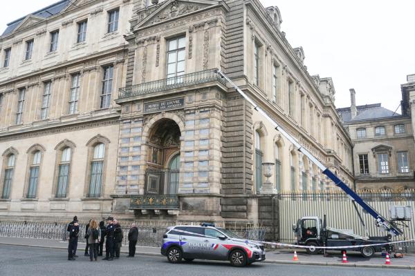 10月19日，数名盗贼通过升降机到达卢浮宫阿波罗画廊外侧的阳台，翻窗进入馆内盗走八件法国王室珍品。（DIMITAR DILKOFF/AFP via Getty Images）