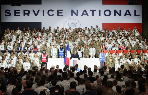 11月27日，法国总统马克龙（中）在阿尔卑斯山瓦尔塞斯军事基地宣布，将从2026年夏季起逐步实施一项全新的志愿兵役制。（POOL / AFP via Getty Images）