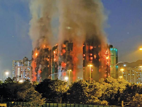 2025年11月26日，香港宏福苑有7栋住宅大楼发生大火，浓烟滚滚，火势猛烈。（YAN ZHAO / AFP VIA GETTY IMAGES）