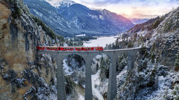 瑞士冰川快车穿越兰德瓦瑟高架桥（Landwasser Viaduct）（123RF）