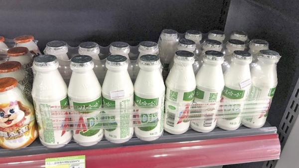 一个货架上的娃哈哈饮料(N509FZ/维基百科)