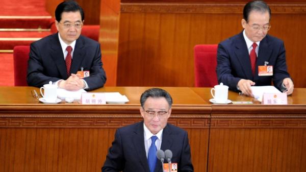2011年3月5日,全国人大委员长吴邦国(中),中共国家主席胡锦涛(左)和国务院总理温家宝在北京人民大会堂举行的全国人民代表大会开幕式。(图片来源:LIU JIN/AFP via Getty Images)