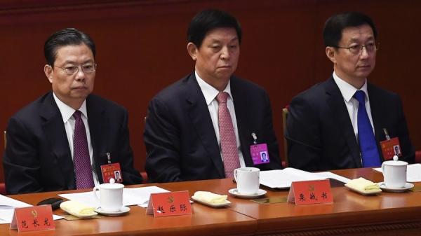 上海市委书记、政治局委员韩正(右)与中央书记处书记、中央办公厅主任、中央政治局委员栗战书(中)、中央政治局委员赵乐际(左)出席中国共产党第十九次代表大会闭幕式。(图片来源:WANG ZHAO/AFP via Getty Images)