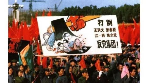 中国民众高呼打倒四人帮。(网络图片)