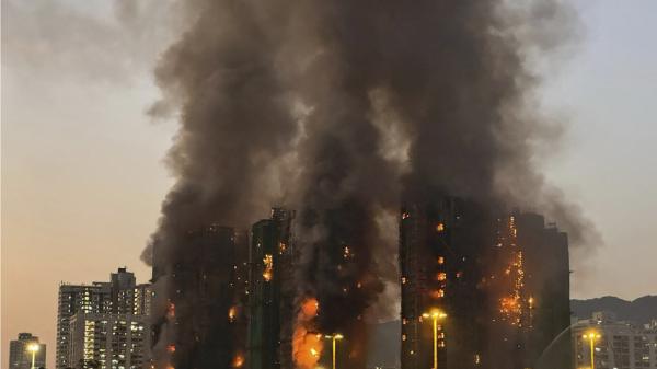 2025年11月26日,香港大埔区宏福苑发生大火,浓烟滚滚,火焰熊熊。(Yan ZHAO/AFP via Getty Images)