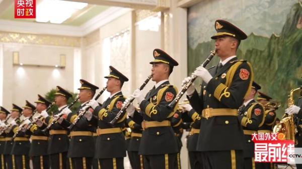 军乐团的礼号手的礼服已换成了军绿色。(视频截图)