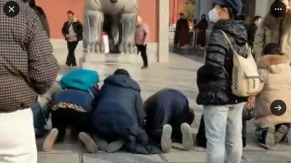 辽宁沈阳多名冤民在河南开封包公祠门前跪哭包公求公开。(图片来源:视频截图)