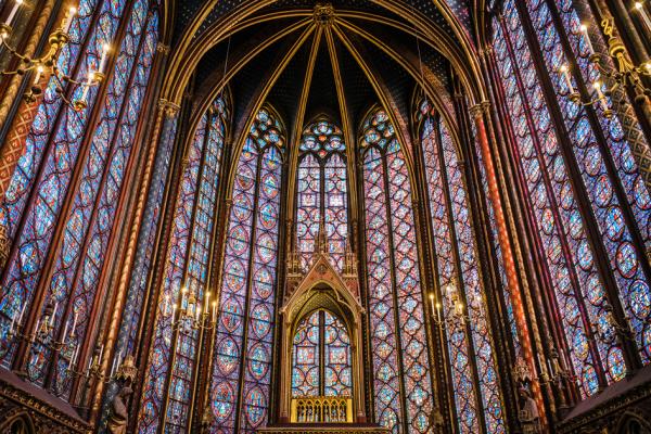 巴黎圣礼拜堂的第四跨拱与后殿彩色玻璃窗（Oldmanisold/Wikipedia/CC BY-SA 4.0）