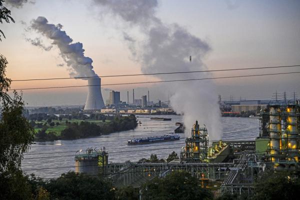 2024年10月14日,在德国杜伊斯堡,汉堡燃气发电厂和附近的焦化厂冒出蒸汽。( NA FASSBENDER/AFP via Getty Images)