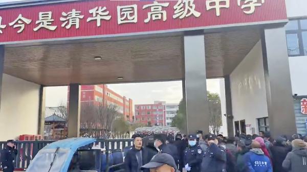 2026年1月9日,河南驻马店市新蔡县“今是清华园”高级中学门口聚集数百人抗议。(视频截图)