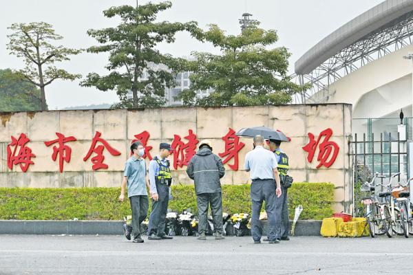2024年11月13日,广东珠海体育中心发生男子驾车蓄意撞人事件后,市民前来悼念并献花。(Hector Retamal/AFP via Getty Images)