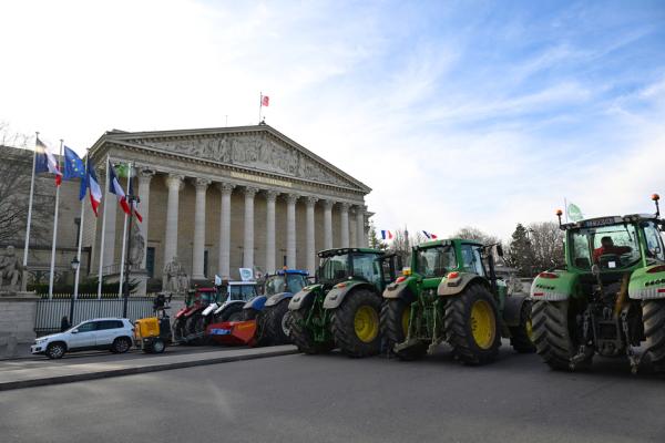 1月13日，法国农民驾驶拖拉机停在位于巴黎的国民议会前，就南方共同市场协定向政府施压。（Martin LELIEVRE / AFP via Getty Images）
