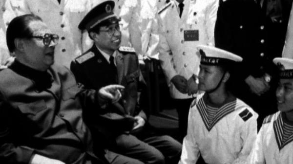 当时江泽民(左一)为了清洗杨尚昆、杨白冰势力，急需建立自己的军中班底，左二为徐才厚。（图片来源：网络图片）