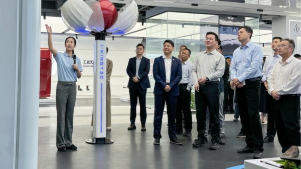 蔡奇的儿子蔡尔津参观北京的低空人工智能企业“云圣智能”。(网络截图)