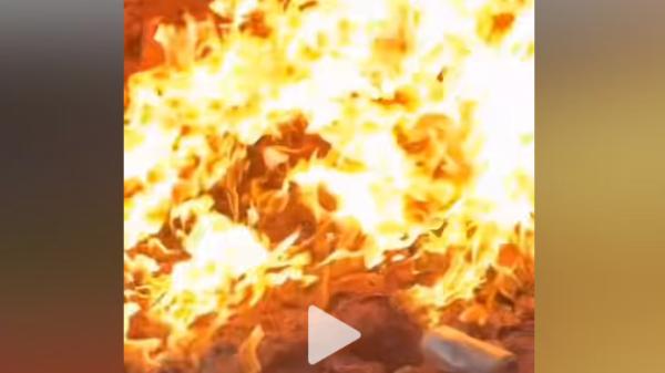 四川南充蓬安县一块菜地突燃大火,已燃烧8天不灭。(图片来源:视频截图)