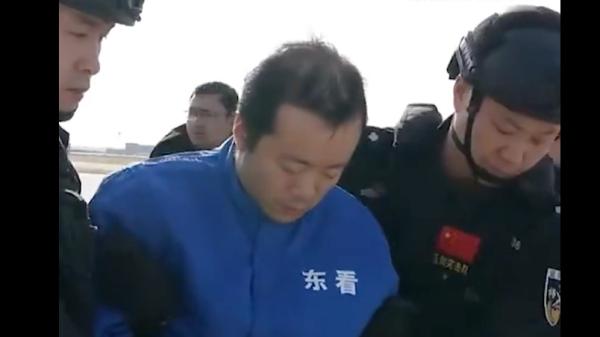 太子集团首脑陈志在柬埔寨国籍被剥夺、移交给中国执法部门后，由当局人员押送。(图片来源:X平台 )