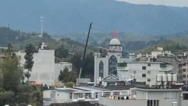 浙江温州泰顺县雅阳教堂正在遭到中共执法部门强拆。（图片来源：BBC中文X帐号视频截图）