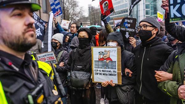 英国当地民众和数个团体已举行多次集会,反对在伦敦金融区附近建造中国使馆。(Carl Court/Getty Images)