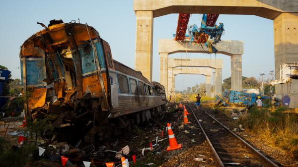2026年1月15日清晨，在泰国呵叻府，一列被倒塌起重机砸中的列车已被移离轨道。（图片来源：Mailee Osten-Tan/Getty Images）