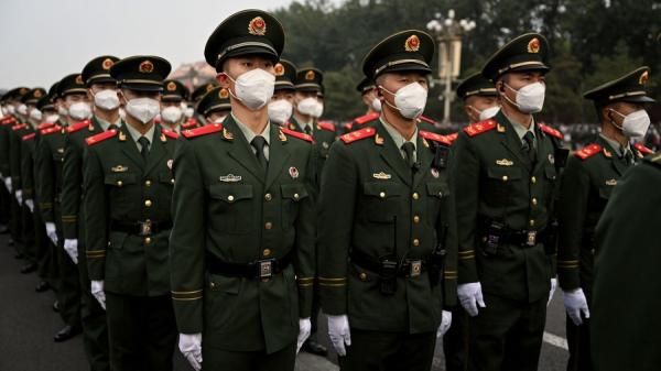 2022年10月1日,中共十一国殇日当天,北京天安门广场升旗典礼结束后,士兵列队站岗。(图片来源:Getty Images)