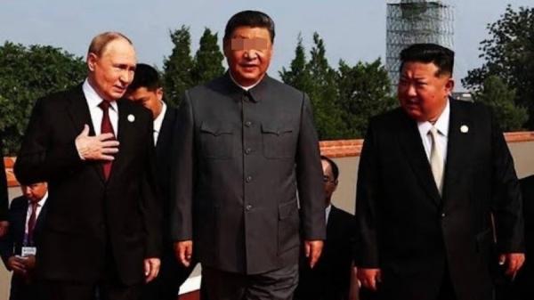 中共党魁习近平(中)、俄罗斯总统普京(左)和朝鲜领袖金正恩(右)于2025年9月3日登上天安门城楼。(视频截图)