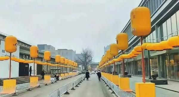 中国一些街头挂起黄灯笼